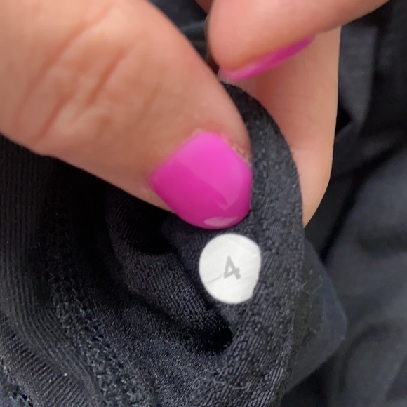 Lululemon black work out top size 4 - Picture 8 of 8